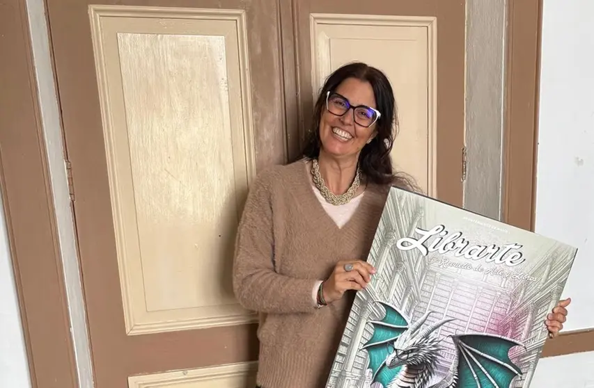 Evelia García presentando el cartel de Librarte Haría 2025.