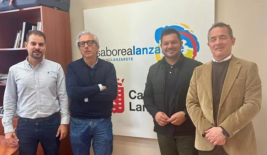 Los representantes del Saborea Lanzarote con los concejales deTinajo encargados del proyecto.