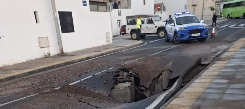 Nuevo socavón surgido en la calle Tenderete.