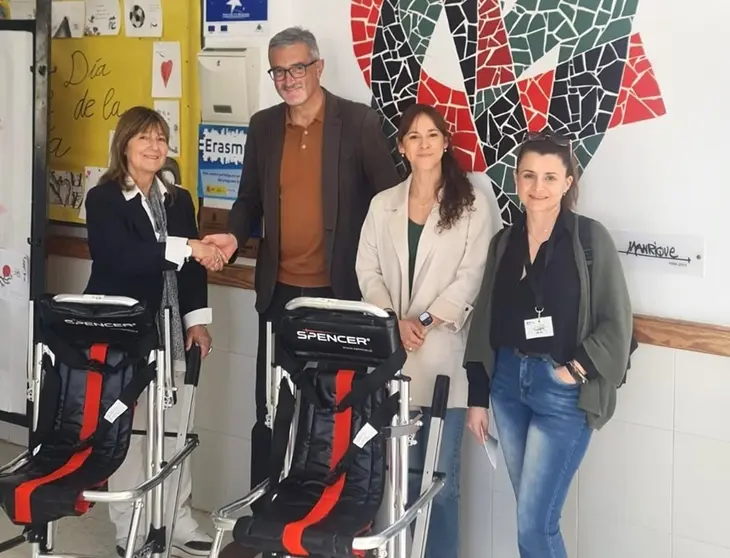 Donación de sillas IES César Manrique.