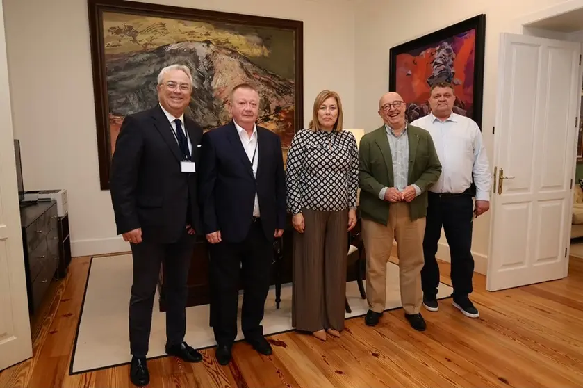 Astrid Pérez recibe en el parlamento al equipo directivo de la empresa multinacional Uniconf