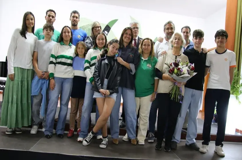 La mujer, los  hijos y los nietos de Pedro de Armas durante el bonito acto de homenaje