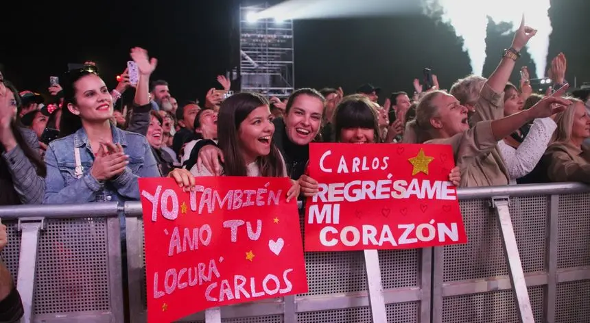 Las fans se lo curraron para que el cantante viera lo querido que es también en Lanzarote