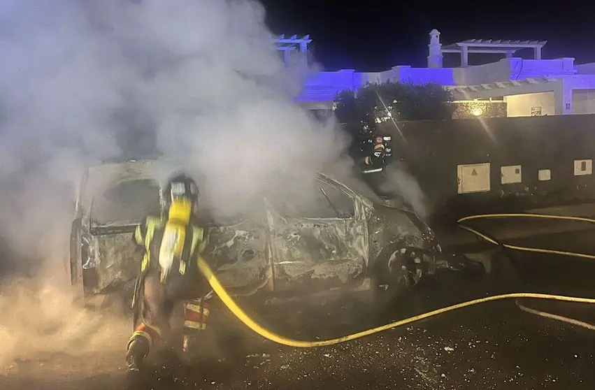 Los bomberos en el momento en el que sofocaron el incendio de uno de los vehículos