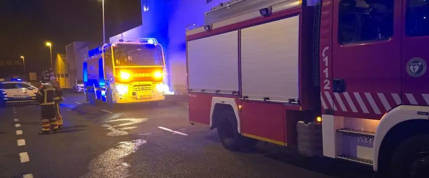 Los bomberos y la Policía Local en el lugar de los hechos