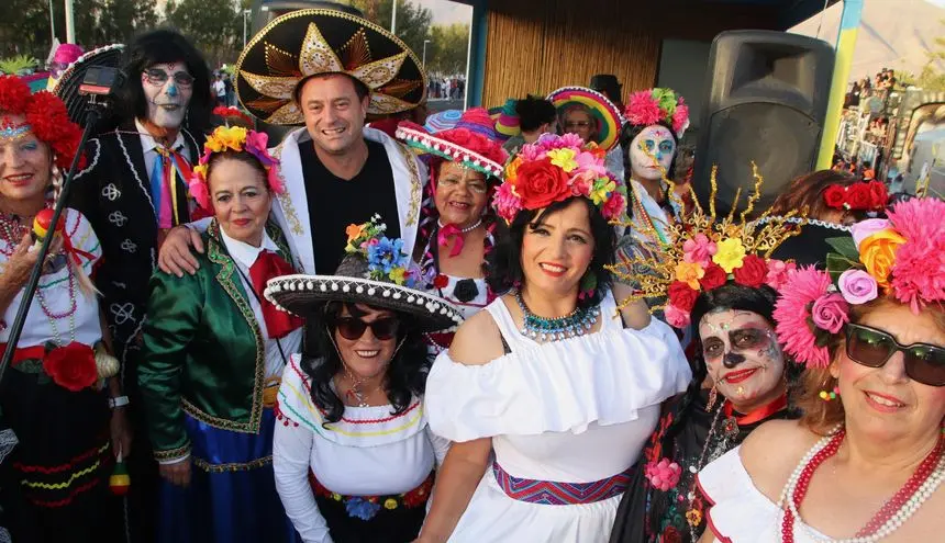 El alcalde, Óscar Noda, con la gente que más disfrutó del carnaval este sábado