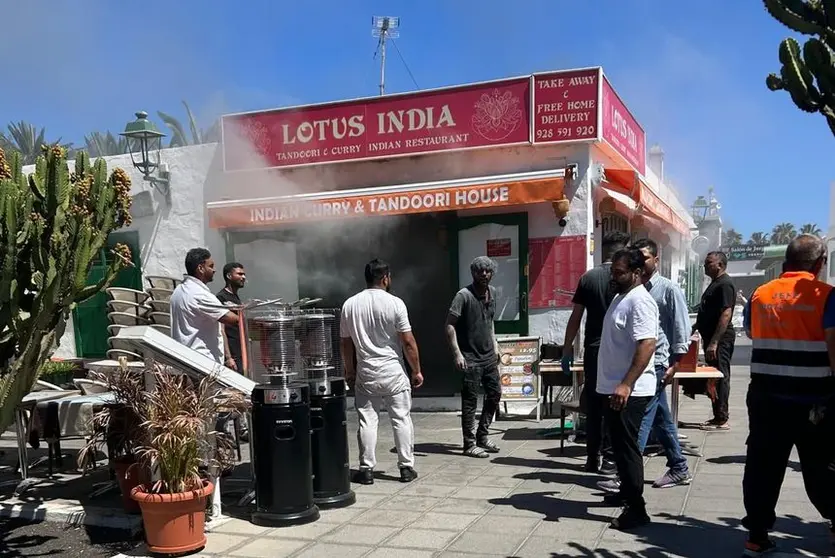 Algunos trabajadores del restaurante salieron visiblemente afectados por el incendio