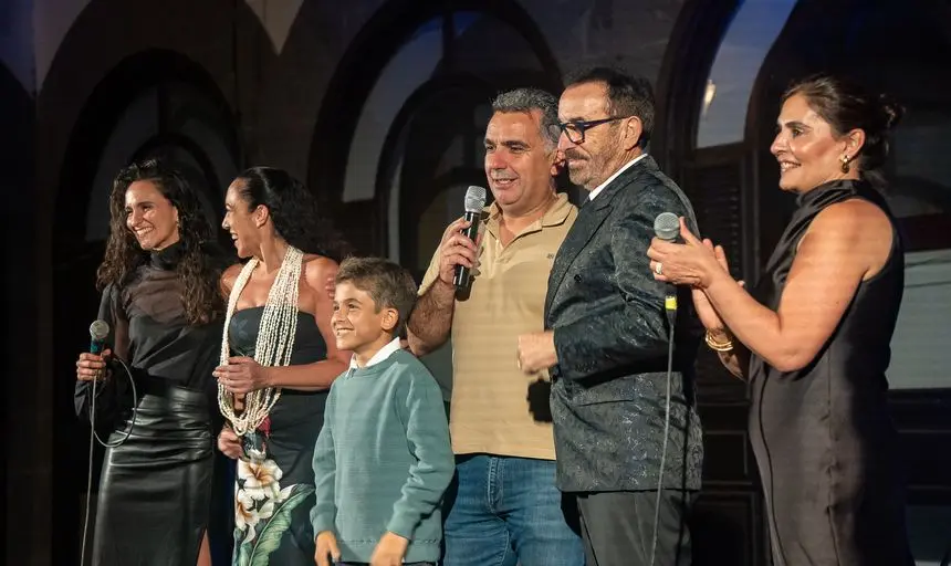 Chago Melián en el escenario recibiendo el cariño del público con el resto de los artistas de la noche