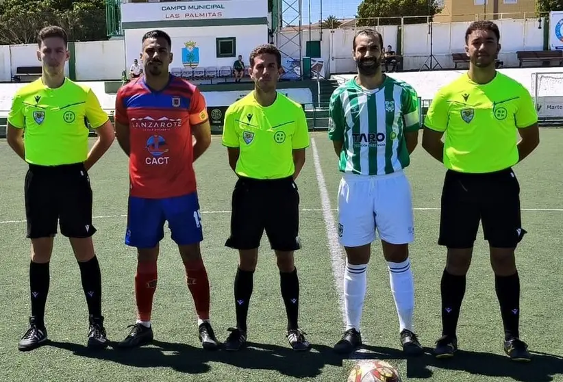 Los capitanes con el trío arbitral antes del comienzo del encuentro