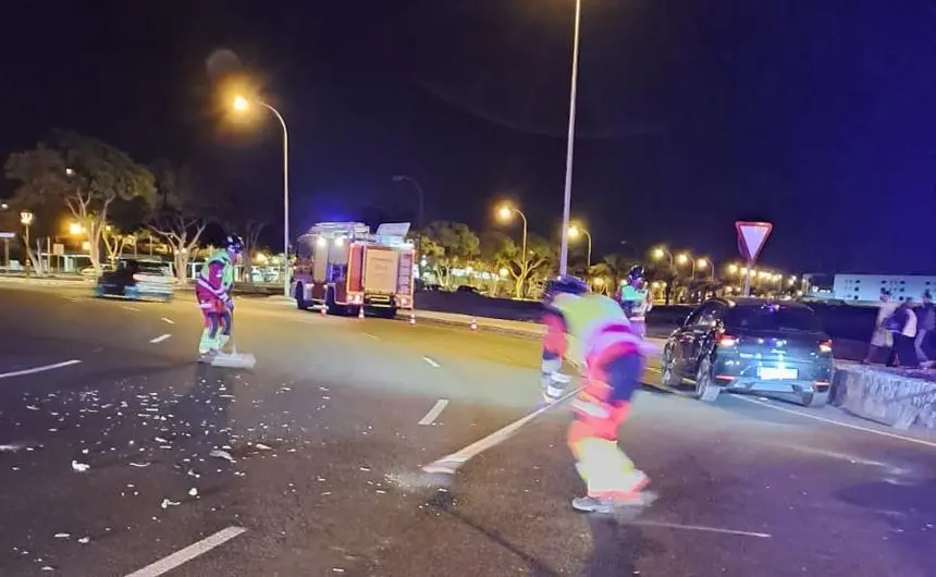 Momento en el que los bomberos limpiaron la calzada tras el accidente.