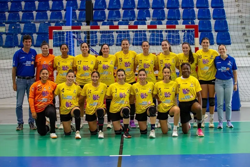 Jugadoras y cuerpo técnico del Puerto del Carmen.