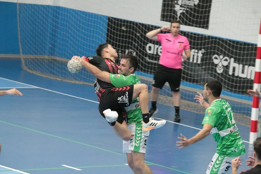 Acoidán Martín intentando penetrar la defensa rival.