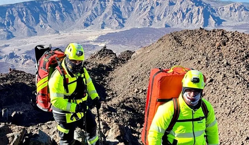Operarios de EMERLAN en la cima del Teide para la asistencia de la Tenerife Blue Trail.