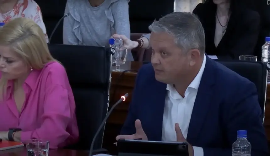 Alfredo Mendoza durante el pleno del Ayuntamiento de Arrecife.