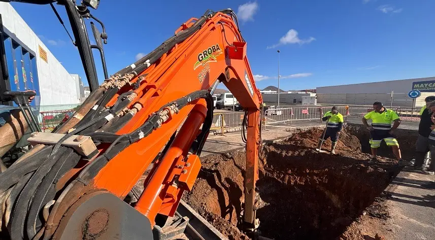 Nueva avería de Canal Gestión en la red de saneamiento en la zona industrial de Argana. Los operrarios de la empresa intentan su reparación 