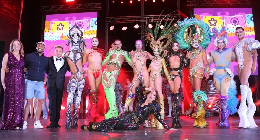 Las participantes con los presentadores de la gala y con el concejal de Festejos