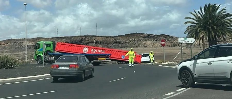 Camión dificultando el tráfico en la rotonda de Los Mármoles.
