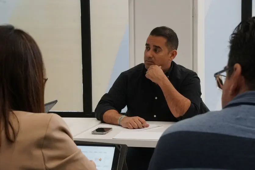 Yone Caraballo durante una reunión