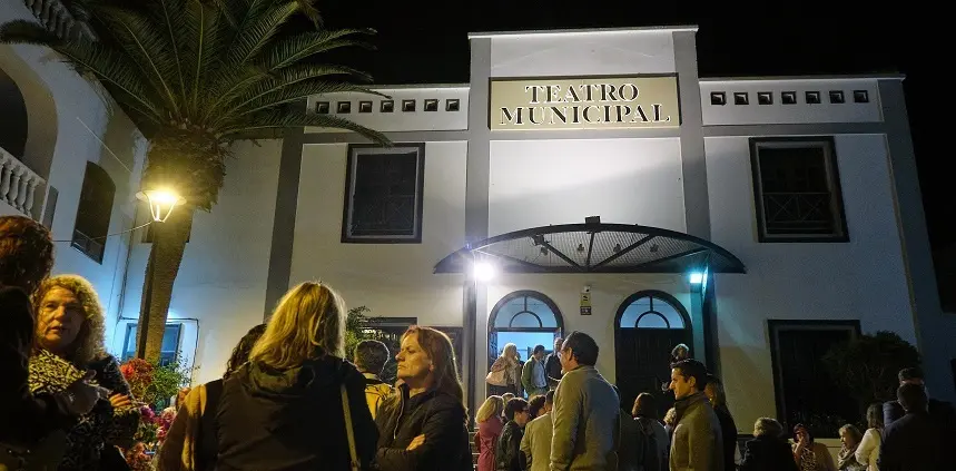 Foto público a la entrada del teatro de San Bartolomé