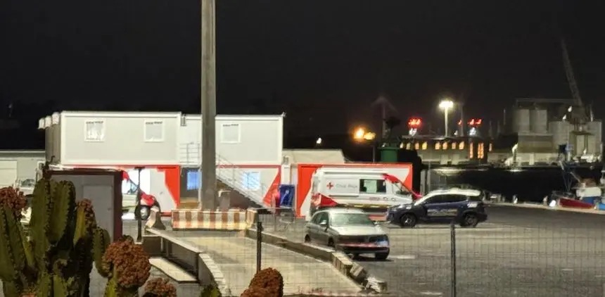 Imagen de este miércoles a las seis de la mañana con la Policía Nacional y la Cruz Roja preparando el operativo.