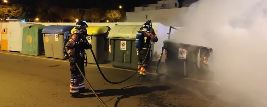 Los bomberos del Consorcio de Seguridad y Emergencias apagando el fuego.