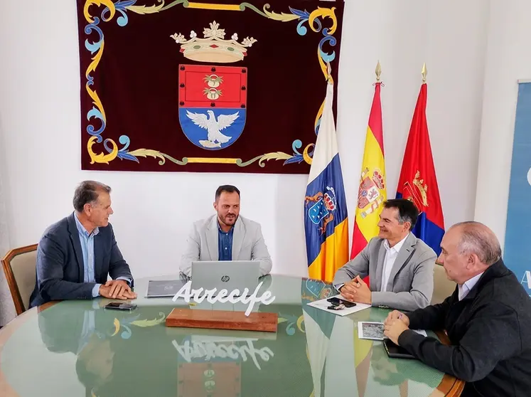 Reunión hoy en la alcaldía de Arrecife para buscar soluciones ante las averías en la red de saneamiento, con Yonathan de León, Domingo Cejas, el director de Canal Gestión y el gerente del Consorcio 