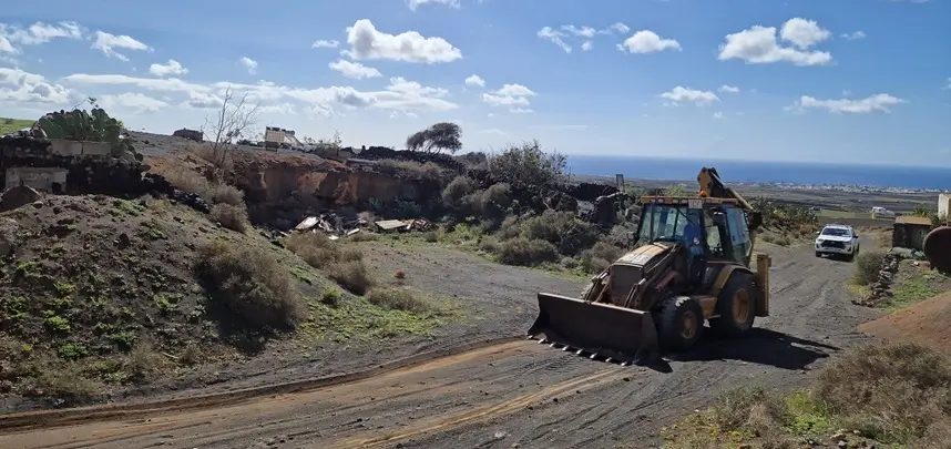 Trabajos de acondicionamiento en caminos rurales en San Bartolomé.