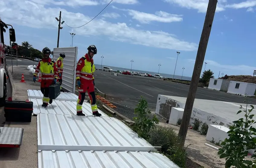 Momento en el que los bomberos llegan al vallado