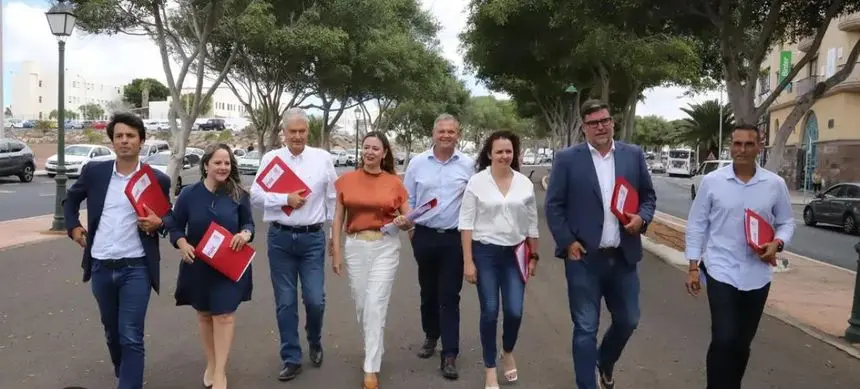 María Dolores Corujo en Arrecife con los alcaldes del PSOE y los portavoces municipales