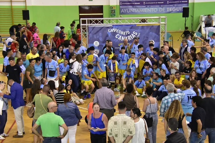 El Chinijos Ortopedia Carmen celebrando el campeonato de Canarias infantil masculino.
