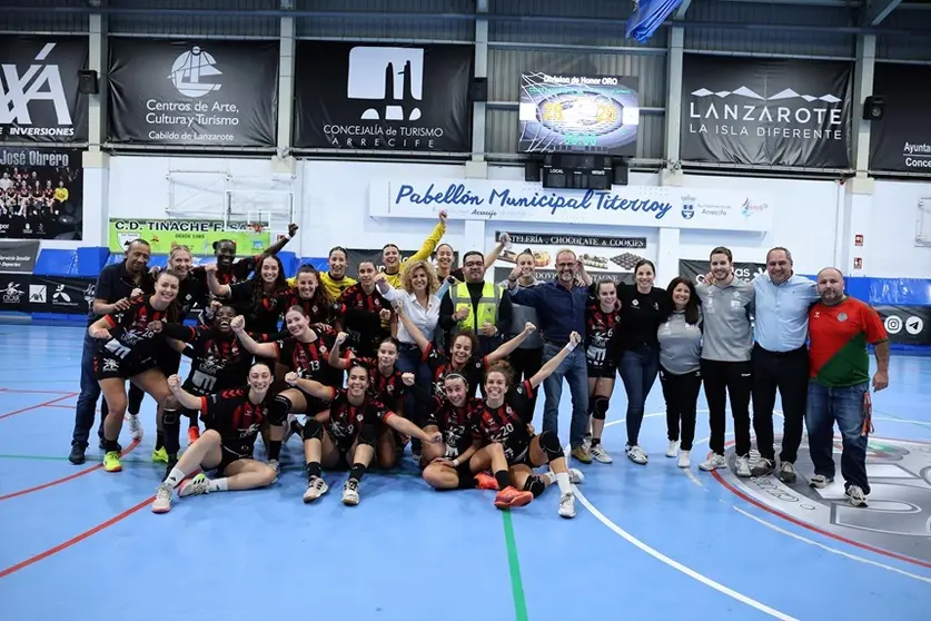 Jugadoras y cuerpo técnico del San José Obrero celebrando el triunfo ante el Zonzamas.