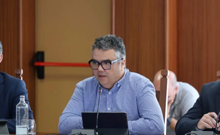 Armando Santana durante un pleno del Cabildo de Lanzarote.