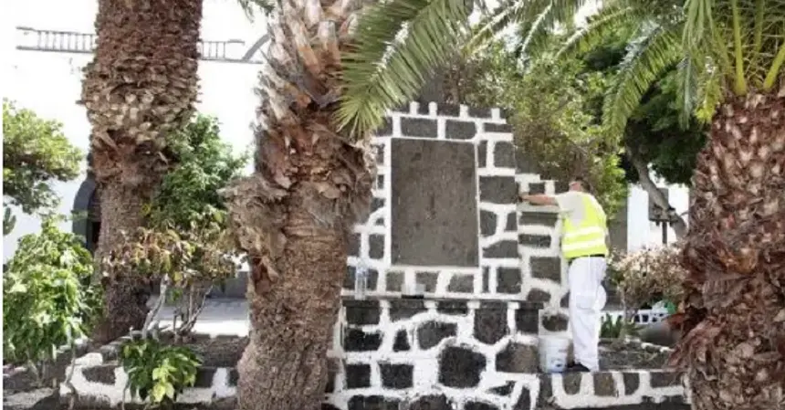 Imagen del lugar en el que se encuentra la cruz en uno de los trabajos de mantenimiento hechos por el Ayuntamiento de Arrecife. 
