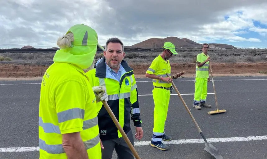 Jacobo Medina junto a trabajadores de Carreteras
