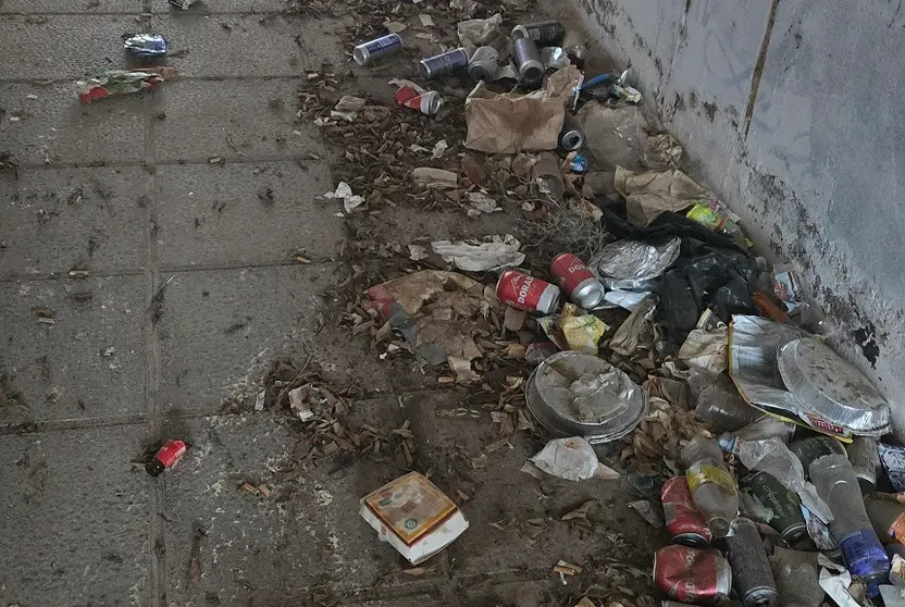 Imagen de una de las zonas del pueblo llena de suciedad de todo tipo.