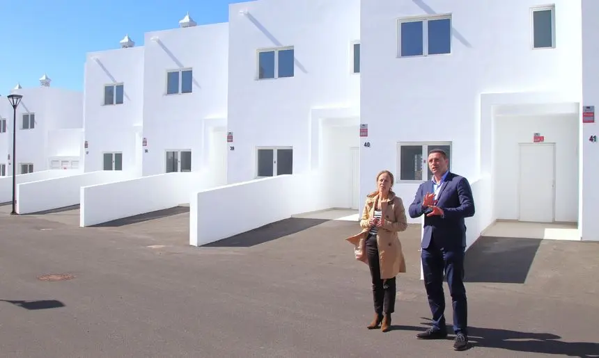 Óscar Noda con la concejal de Vivienda de Yaiza.