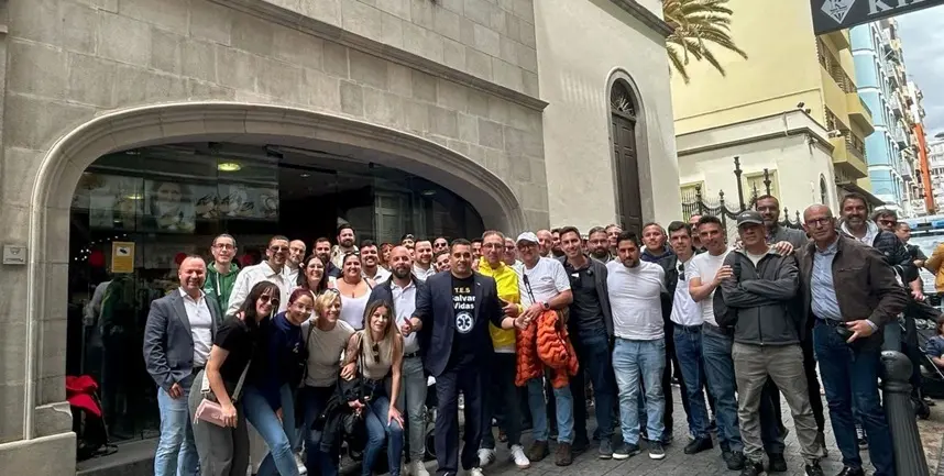 Yoné Caraballo junto al colectivo TES desplazados al Parlamento de Canarias.