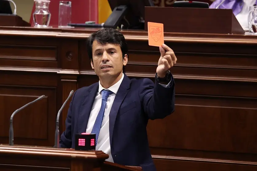 Marcos Bergaz en el Parlamento de Canarias.