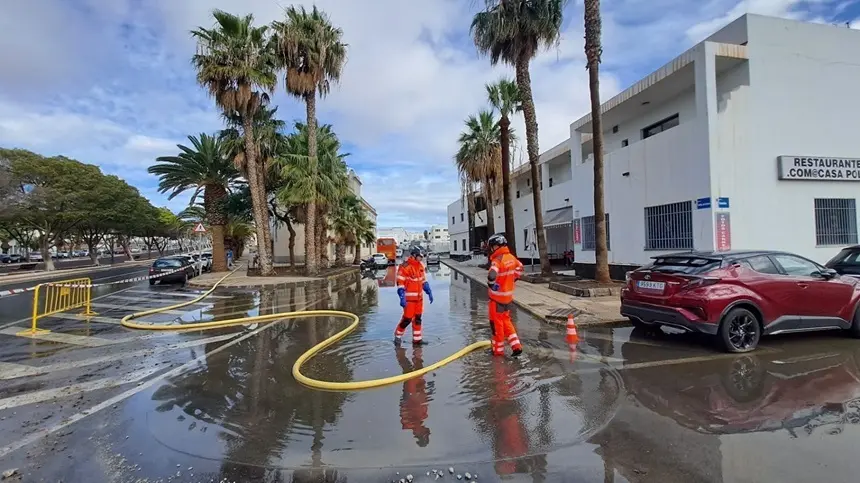 Bomberos achicando agua en Arrecife.