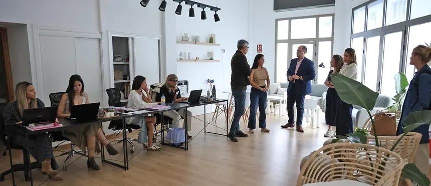 Marci Acuña en su visita a la Asociación + Familia.