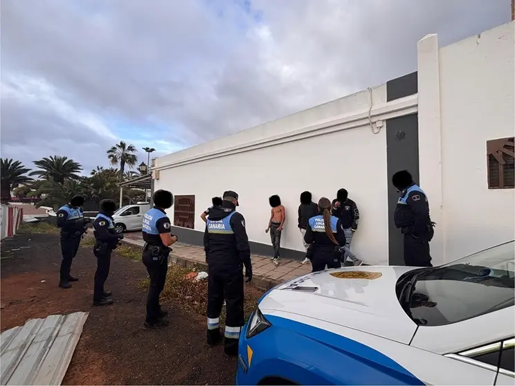 La Policía Local de Arrecife desokupa una obra inacabada en el barrio de Altavista, foco de inseguridad para los vecinos