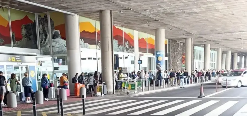 Imagen de la gente espeando para coger un taxi en el aeropuerto de Lanzarote. 