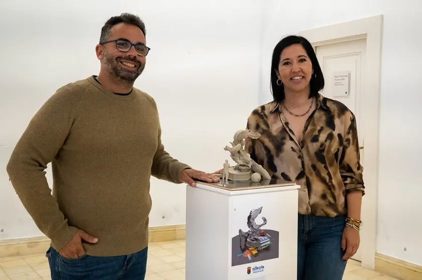 Echedey Eugenio y Abigail González con la escultura ganadora.