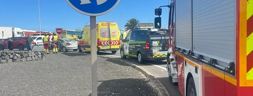 Bomberos en la zona del accidente.