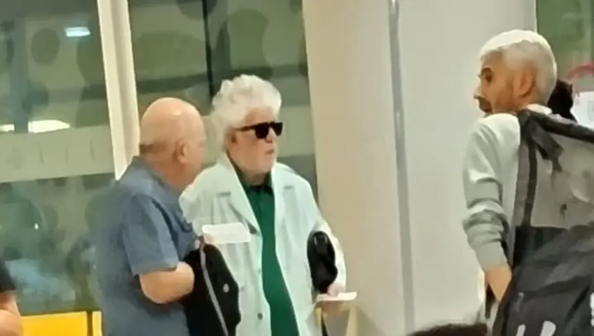 Pedro Almodóvar este viernes por la noche esperando en el aeropuerto a recibir la confirmación de lo que pasaba con su vuelo