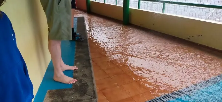 Imagen del bar del campo de fútbol de Tahíche con la gente tratando de refugiarse del lago que se estaba creando en pocos minutos