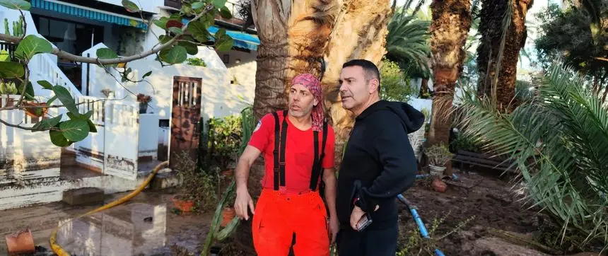 El presidente del Cabildo de Lanzarote, Oswaldo Betancort, este sábado en Costa Teguise analizando lo sucedido tras la tromba de agua