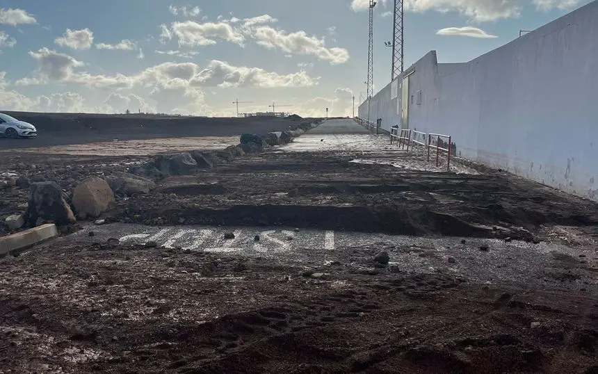 Tremenda imagen de cómo se encontraba el acceso al campo de fútbol de Argana este domingo por la mañana
