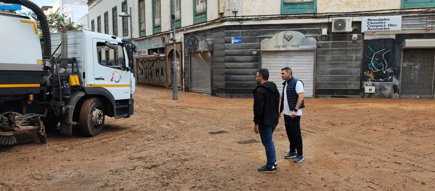 Echedey Eugenio y Oswaldo Betancort este domingo por la mañana en la Calle Real de Arrecife, totalmente llena de barro
