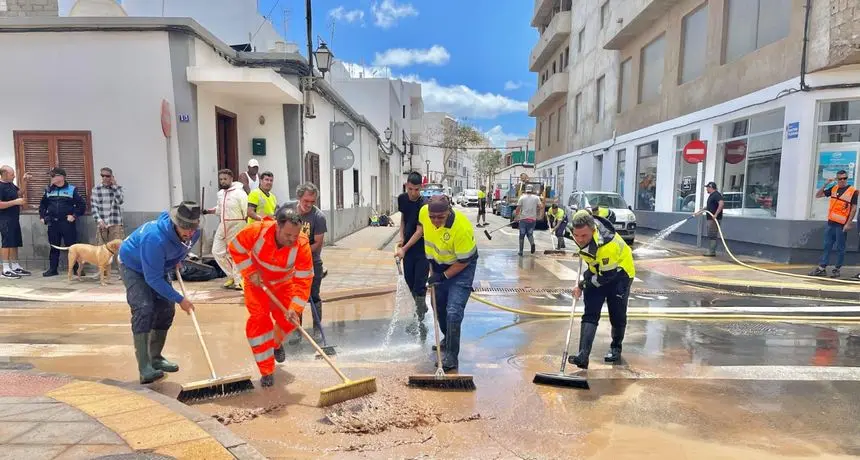 El alcalde y el consejero de Obras Públicas del Cabildo colaborando con los vecinos y los servicios de limpieza